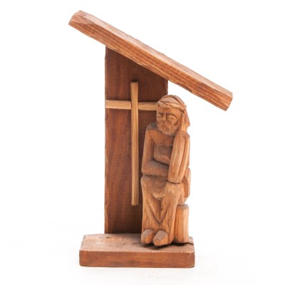 Kapliczka z przedstawieniem Chrystusa Frasobliwego - rzeźba w drewnie. Sygnowana.